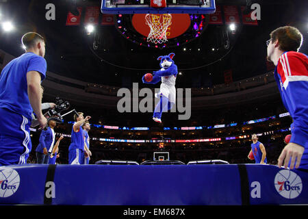 15. April 2015: Philadelphia 76ers Maskottchen steigt Franklin für die Dunk während der NBA-Spiel zwischen den Miami Heat und die Philadelphia 76ers im Wells Fargo Center in Philadelphia, Pennsylvania. Die Miami Heat gewonnen 105-101. Stockfoto