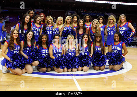 15. April 2015: Philadelphia 76ers Tänzer posieren für ein Gruppenbild nach dem NBA-Spiel zwischen den Miami Heat und die Philadelphia 76ers im Wells Fargo Center in Philadelphia, Pennsylvania. Die Miami Heat gewonnen 105-101. Stockfoto