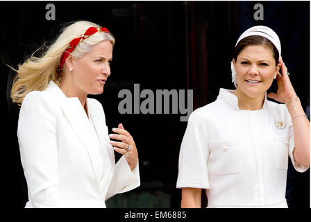 Kopenhagen, Dänemark. 16. April 2015. Kronprinzessin Mette-Marit von Norwegen (L) und Kronprinzessin Victoria von Schweden verlassen das Rathaus von Kopenhagen während der Feierlichkeiten der dänischen Königin Margrethe 75. Geburtstag, 16. April 2015. Foto: Albert Nieboer / Dpa / Alamy Live News Stockfoto