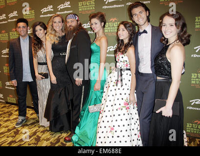 Las Vegas, Nevada, USA. 16. April 2015. Ente Commander CEO Willie Robertson,(headband) Frau Korie Robertson und Kinder (L-R) Will Robertson, Rebecca Robertson, Sadie Robertson, Bella Robertson, John Luke Robertson und seine Verlobte Mary Kate McEacharn besuchen die Premiere des Duck Commander das Musical im Theater im Rio All-Suite Hotel Krone. © Marcel Thomas/ZUMA Draht/Alamy Live-Nachrichten Stockfoto