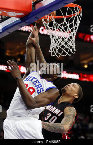 15. April 2015: Philadelphia 76ers Jerami Grant (39) nach vorne geht u für den Schuss mit Miami Heat nach vorne Michael Beasley (30) Verteidigung während der NBA-Spiel zwischen den Miami Heat und die Philadelphia 76ers im Wells Fargo Center in Philadelphia, Pennsylvania. Die Miami Heat gewonnen 105-101. Stockfoto