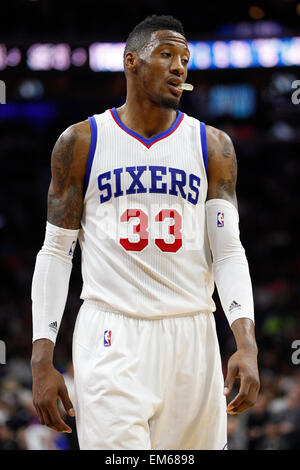 15. April 2015: Philadelphia 76ers Robert Covington (33) nach vorne blickt auf während der NBA-Spiel zwischen den Miami Heat und die Philadelphia 76ers im Wells Fargo Center in Philadelphia, Pennsylvania. Die Miami Heat gewonnen 105-101. Stockfoto