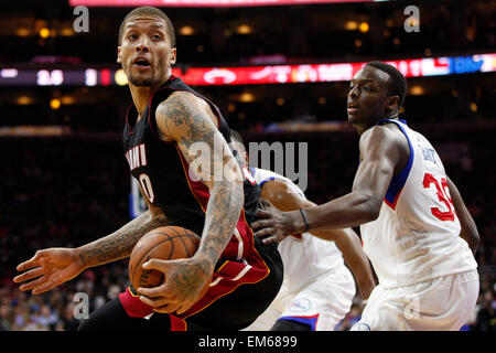 15. April 2015: Miami Heat nach vorne Michael Beasley (30) in Aktion gegen die Philadelphia 76ers weiterleiten Jerami Grant (39) während der NBA-Spiel zwischen den Miami Heat und die Philadelphia 76ers im Wells Fargo Center in Philadelphia, Pennsylvania. Die Miami Heat gewonnen 105-101. Stockfoto