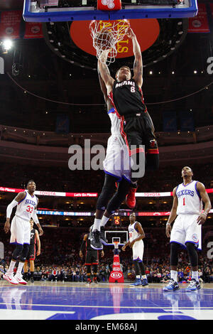 15. April 2015: Miami Heat-Guard Tyler Johnson (8) tunkt den Ball mit Philadelphia 76ers Guard JaKarr Sampson (9) hinter ihm während der NBA-Spiel zwischen den Miami Heat und die Philadelphia 76ers im Wells Fargo Center in Philadelphia, Pennsylvania. Die Miami Heat gewonnen 105-101. Stockfoto