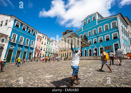 Brasilien, Salvador, Menschen in Pelourinho Platz, im Hintergrund das Hausfundament Jorge Amado Stockfoto