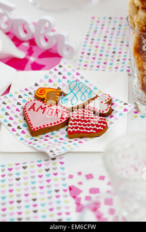 Herzförmige Cookies zum Valentinstag auf Serviette Stockfoto