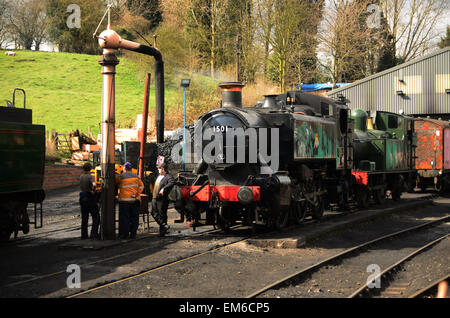 Genommen auf die Severn Valley Railway an Bridgnorth in Shropshire. Zwei Tank Motoren sitzen am Wasserturm. Stockfoto