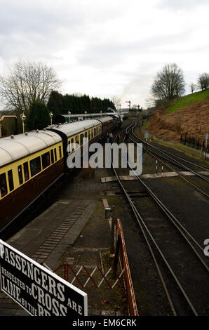 Ein Dampfzug zieht aus Bridgnorth Bahnhof. Genommen auf die Severn Valley Railway an Bridgnorth in Shropshire. Stockfoto