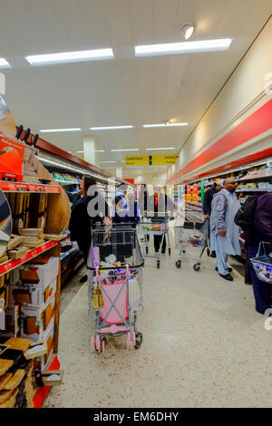 Bradford, Yorkshire, Großbritannien. 16. April 2015 insgesamt 720 Arbeitsplätze sollen in Morrisons Zentrale in Bradford verloren. Bildnachweis: Paul Chambers/Alamy Live-Nachrichten Stockfoto