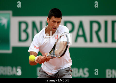 Monte Carlo, Monaco. 16. April 2015. Novak Djokovic in Aktion gegen Andreas Haider-Maurer. ATP Tennis Monte-Carlo Rolex Masters spielte bei der Monte-Carlo Country Club, Monaco. Bildnachweis: Action Plus Sport Bilder/Alamy Live News Stockfoto