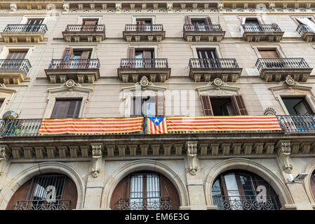 Fassade eines Mietshauses in der Altstadt von Barcelona. Auf dem Balkon hängt die Flagge Kataloniens mit die Estelada Stockfoto