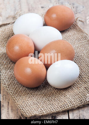 Eiern auf einer Holzoberfläche Stockfoto
