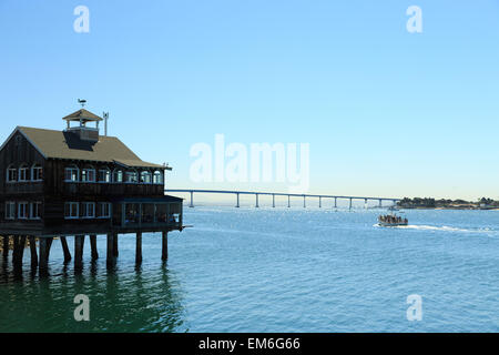 Ein Foto von Pier Cafe in San Diego am Seaport Village. Das San Diego Pier Cafe, ein Wahrzeichen von San Diego. Stockfoto