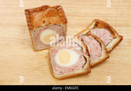 Schweinefleisch und Ei Pie mit geschnittenen Scheiben auf einem Holzbrett Stockfoto