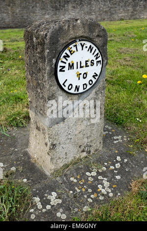 Ninety Nine Miles to London Meilenstein Marker Stockfoto