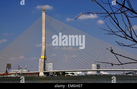 Bangok, Thailand: Die modernen König Rama VIII Hängebrücke über den Chao Praya Fluss Stockfoto