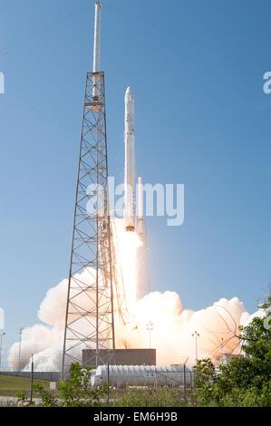 Kommerzielle SpaceX Falcon 9 Rakete Blasten aus mit der Dragon-Kapsel auf ihrer sechsten kommerzielle Nachschub Dienstleistungen Mission zur internationalen Raumstation ISS vom Space Launch Complex 40 14. April 2015 in Cape Canaveral, Florida. Die Raumsonde liefern 4.300 Pfund von wissenschaftlichen Experimenten, Technologie Demonstrationen und Zubehör, Wissenschaft und Forschung auf der Umlaufbahn Außenposten zu unterstützen. Stockfoto