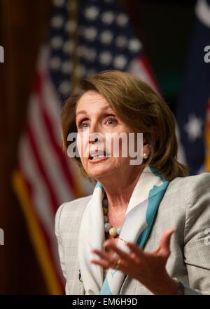 US-House Minority Leader Nancy Pelosi in einem Equal Pay Day-Gespräch an das Department of Labor 14. April 2015 in Washington, DC. Stockfoto