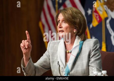 US-House Minority Leader Nancy Pelosi in einem Equal Pay Day-Gespräch an das Department of Labor 14. April 2015 in Washington, DC. Stockfoto