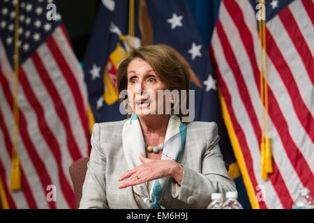 US-House Minority Leader Nancy Pelosi in einem Equal Pay Day-Gespräch an das Department of Labor 14. April 2015 in Washington, DC. Stockfoto