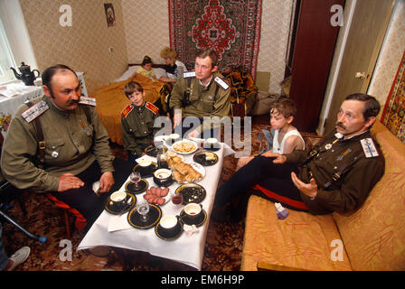 Eine Familie von russischen Don Cossacks haben ein Familienessen in ihrer kleinen Wohnung in Nowotscherkassk, Russland. Stockfoto