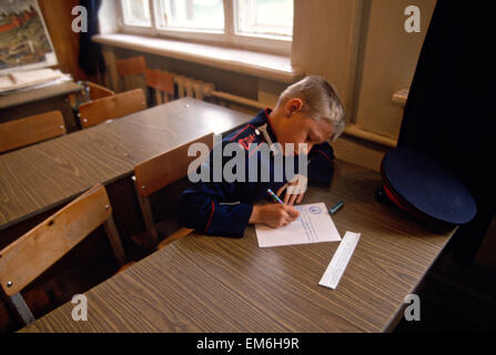 Eines jungen russischen Don Cossacks Studenten während des Unterrichts an der Don-Kosaken-Militärschule in Nowotscherkassk, Russland. Stockfoto