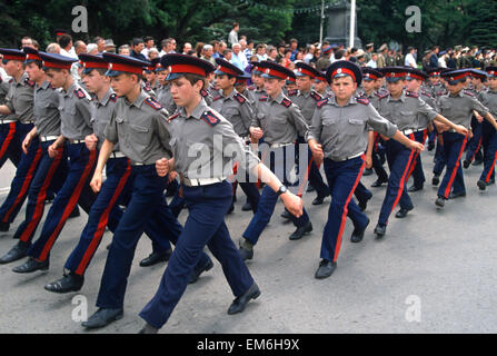 Junge russische Don Cossacks März während einer Parade an der Don-Kosaken-Militärschule in Nowotscherkassk, Russland. Stockfoto