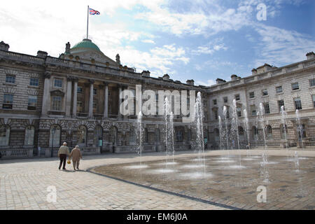 Die 55 Brunnen, die bilden, die Wasser-Anzeige im Hof im Somerset House, London, UK Stockfoto