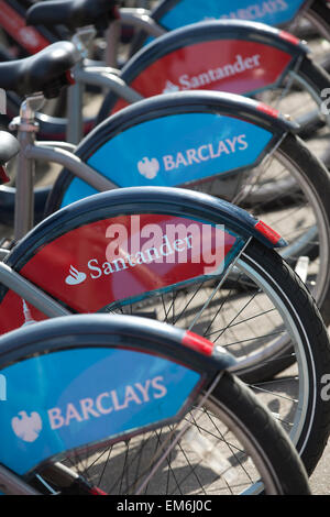 Londons blau "Boris Bikes" sollen rot angemalt unter einen sieben-Jahres-Sponsoring-Deal mit Santander Wert rund 7 Millionen Pfund pro Jahr, UK Stockfoto