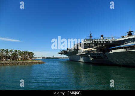 Ein Foto des Museums USS Midway (CV-41) auf die Bucht von San Diego, Kalifornien. Die USS Midway Museum ist ein maritimes Museum. Stockfoto