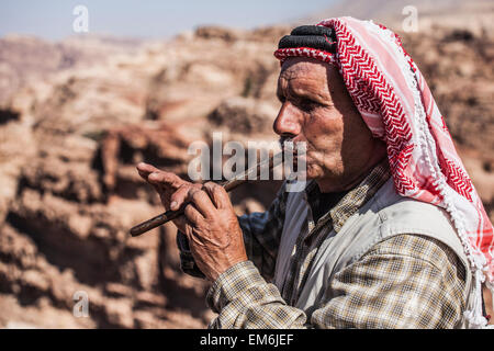 Ein Beduinen-Mann ein Flötenspiel Stockfoto