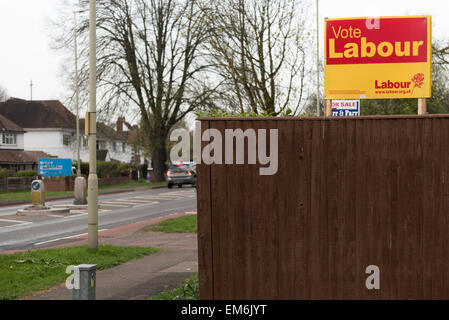 Gloucester, Gloucestershire, UK. 16. April 2015. Allgemeine Wahl, Gloucestershire, UK - Marginal Sitz in Gloucester, Beschilderung für Labour und konservative, zeigt eine verunstaltete konservativen unterzeichnen - Credit Donnerstag, 16. April 2015: Daniel Fisher/Alamy Live News Stockfoto