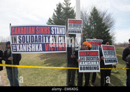 Toronto, Kanada. 16. April 2015.  Der indische Premierminister Narendra Modi und kanadischen PM Stephen Harper, besuchen Sie das Denkmal für Air India Flug 182 in Toronto.  Der Air India Flug war zerstörte eine Bombe über dem Atlantischen Ozean im Jahr 1985 während des Fluges zwischen Kanada und UK-Credit: Victor Biro/Alamy Live News Stockfoto