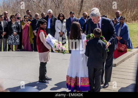 Toronto, Kanada. 16. April 2015.  Der indische Premierminister Narendra Modi und kanadischen PM Stephen Harper, besuchen Sie das Denkmal für Air India Flug 182 in Toronto.  Der Air India Flug war zerstörte eine Bombe über dem Atlantischen Ozean im Jahr 1985 während des Fluges zwischen Kanada und UK-Credit: Victor Biro/Alamy Live News Stockfoto