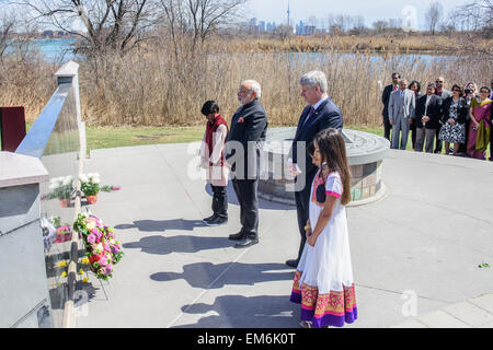 Toronto, Kanada. 16. April 2015.  Der indische Premierminister Narendra Modi und kanadischen PM Stephen Harper, besuchen Sie das Denkmal für Air India Flug 182 in Toronto.  Der Air India Flug war zerstörte eine Bombe über dem Atlantischen Ozean im Jahr 1985 während des Fluges zwischen Kanada und UK-Credit: Victor Biro/Alamy Live News Stockfoto