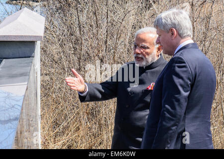 Toronto, Kanada. 16. April 2015.  Der indische Premierminister Narendra Modi und kanadischen PM Stephen Harper, besuchen Sie das Denkmal für Air India Flug 182 in Toronto.  Der Air India Flug war zerstörte eine Bombe über dem Atlantischen Ozean im Jahr 1985 während des Fluges zwischen Kanada und UK-Credit: Victor Biro/Alamy Live News Stockfoto