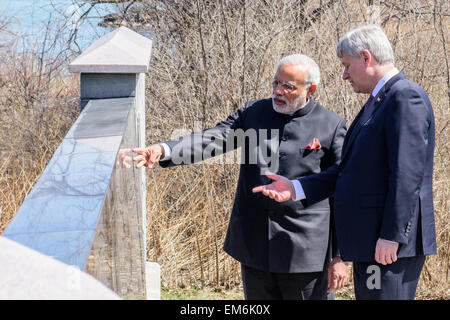 Toronto, Kanada. 16. April 2015.  Der indische Premierminister Narendra Modi und kanadischen PM Stephen Harper, besuchen Sie das Denkmal für Air India Flug 182 in Toronto.  Der Air India Flug war zerstörte eine Bombe über dem Atlantischen Ozean im Jahr 1985 während des Fluges zwischen Kanada und UK-Credit: Victor Biro/Alamy Live News Stockfoto