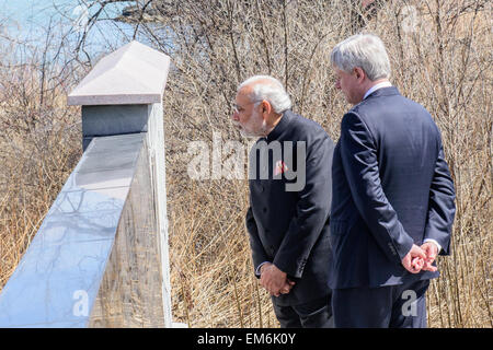 Toronto, Kanada. 16. April 2015.  Der indische Premierminister Narendra Modi und kanadischen PM Stephen Harper, besuchen Sie das Denkmal für Air India Flug 182 in Toronto.  Der Air India Flug war zerstörte eine Bombe über dem Atlantischen Ozean im Jahr 1985 während des Fluges zwischen Kanada und UK-Credit: Victor Biro/Alamy Live News Stockfoto