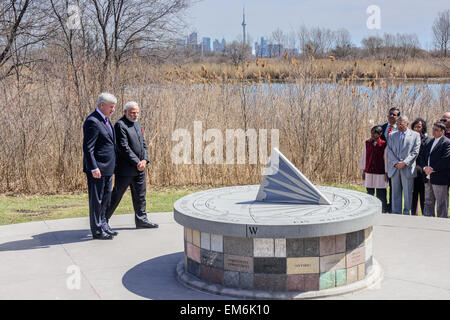 Toronto, Kanada. 16. April 2015.  Der indische Premierminister Narendra Modi und kanadischen PM Stephen Harper, besuchen Sie das Denkmal für Air India Flug 182 in Toronto.  Der Air India Flug war zerstörte eine Bombe über dem Atlantischen Ozean im Jahr 1985 während des Fluges zwischen Kanada und UK-Credit: Victor Biro/Alamy Live News Stockfoto