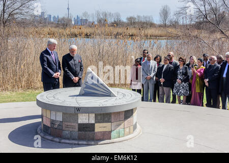 Toronto, Kanada. 16. April 2015.  Der indische Premierminister Narendra Modi und kanadischen PM Stephen Harper, besuchen Sie das Denkmal für Air India Flug 182 in Toronto.  Der Air India Flug war zerstörte eine Bombe über dem Atlantischen Ozean im Jahr 1985 während des Fluges zwischen Kanada und UK-Credit: Victor Biro/Alamy Live News Stockfoto