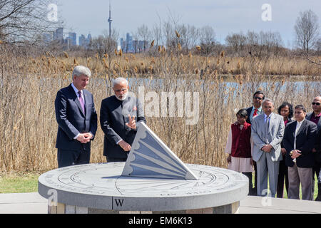 Toronto, Kanada. 16. April 2015.  Der indische Premierminister Narendra Modi und kanadischen PM Stephen Harper, besuchen Sie das Denkmal für Air India Flug 182 in Toronto.  Der Air India Flug war zerstörte eine Bombe über dem Atlantischen Ozean im Jahr 1985 während des Fluges zwischen Kanada und UK-Credit: Victor Biro/Alamy Live News Stockfoto