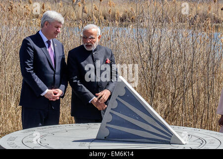 Toronto, Kanada. 16. April 2015.  Der indische Premierminister Narendra Modi und kanadischen PM Stephen Harper, besuchen Sie das Denkmal für Air India Flug 182 in Toronto.  Der Air India Flug war zerstörte eine Bombe über dem Atlantischen Ozean im Jahr 1985 während des Fluges zwischen Kanada und UK-Credit: Victor Biro/Alamy Live News Stockfoto