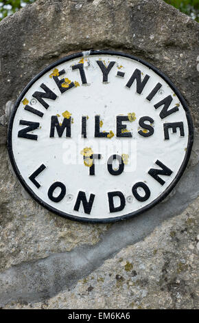 Ninety Nine Miles to London Meilenstein Marker Stockfoto