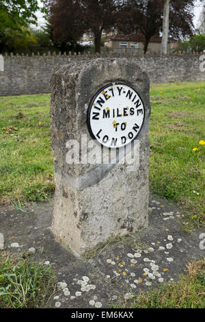 Ninety Nine Miles to London Meilenstein Marker Stockfoto