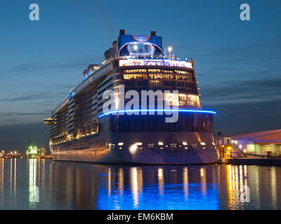 Kreuzfahrtschiff, die Hymne der Meere in Southampton UK am frühen Abend zum ersten Mal festgemacht Stockfoto