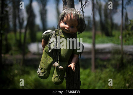 Eine Puppe hängt an einem Baum auf der Insel der Puppen in Xochimilco, südlichen Mexiko-Stadt Stockfoto
