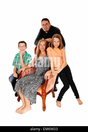 Eine Familiengruppe, die Mutter in einem rosa Sessel und der Ehemann, Tochter und Sohn stehend, sitzend für weißen Hintergrund isolieren. Stockfoto
