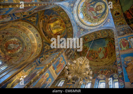 Malerei und Mosaik auf Kuppeln und Säulen im Inneren des Erlösers auf die verschüttete Blut-Kathedrale in St. Petersburg. Russland Stockfoto