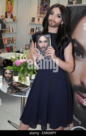 London, UK, 15. April 2015, Conchita Wurst unterschreibt Autobiografie als Conchita in London Book Fair LBF in Kensington Olympia. Stockfoto