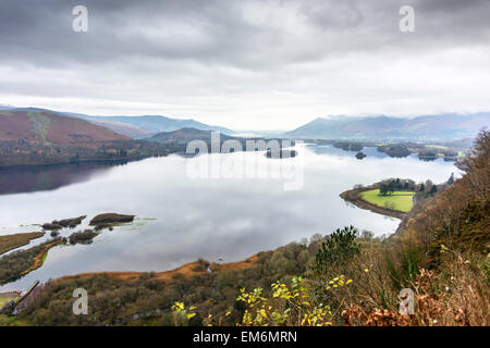 Blick vom Lodor Falls Lookout - über Derwent Water in Richtung Keswick und Bassenthwaite Lake in der Ferne. Stockfoto